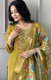 *Don't wear what fashion designers tell you to wear. Wear what they wear